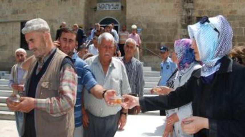 Vakıf Haftası&rsquo;nda lokma tatlısı dağıtıldı