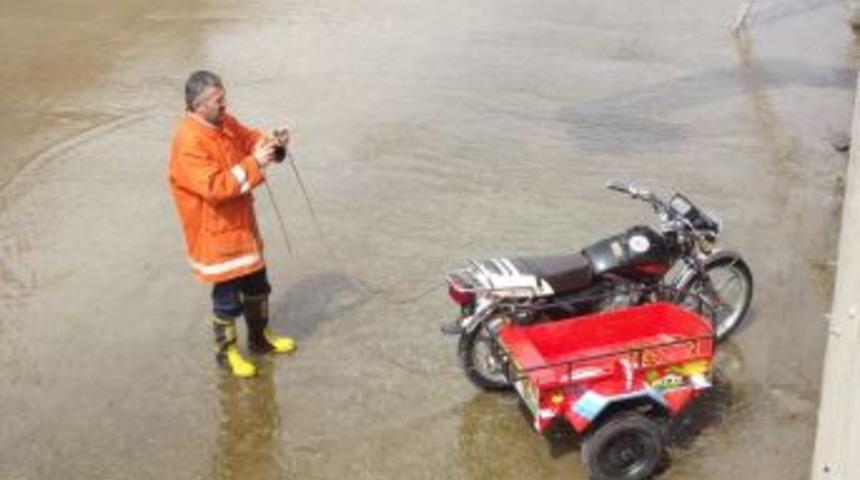 Sepetli motosiklet dereye u&ccedil;tu, yaralı dereden kep&ccedil;eyle &ccedil;ıkarıldı