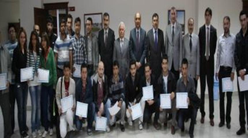 Solidworks bilgisayar programını &ouml;ğrenen 60 kursiyere sertifikaları verildi