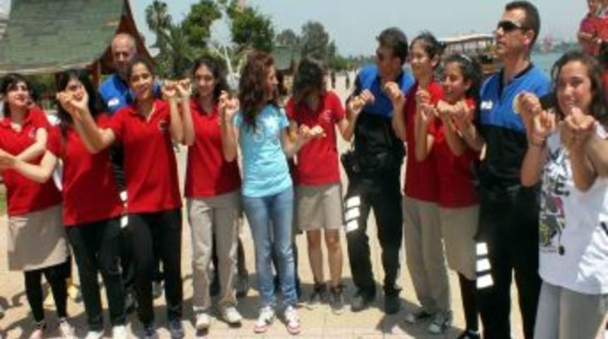 İşitme engelliler taklitle polisleri kahkahaya boğdu, kolbastı şov yaptı