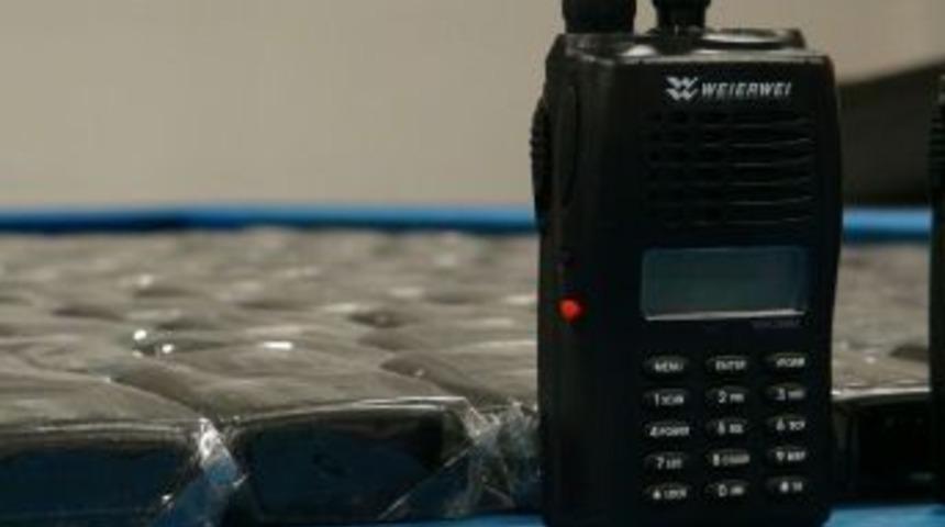 Havalimanında 40 bin TL değerinde ka&ccedil;ak telsiz ele ge&ccedil;irildi