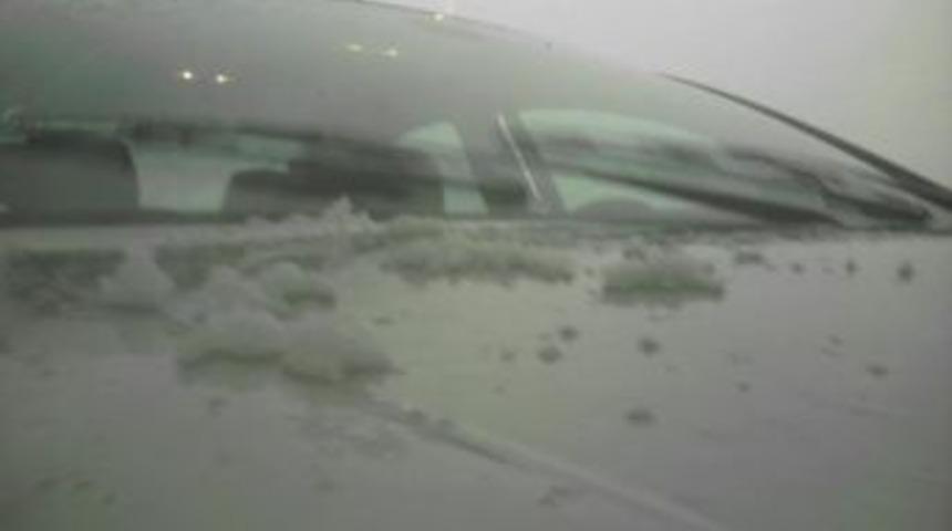 G&ouml;lc&uuml;k'teki dolu yağışında s&uuml;r&uuml;c&uuml;ler zor anlar yaşadı