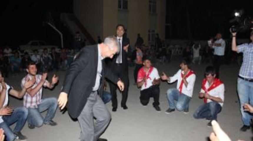 Erbaa Belediye Başkanı Yenihan, askerlerle halay &ccedil;ekti
