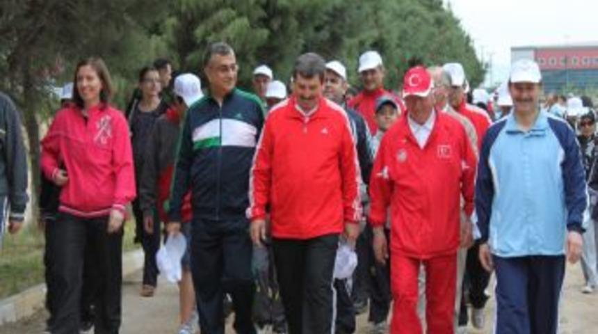 Obeziteye dikkat &ccedil;ekmek i&ccedil;in y&uuml;r&uuml;d&uuml;ler