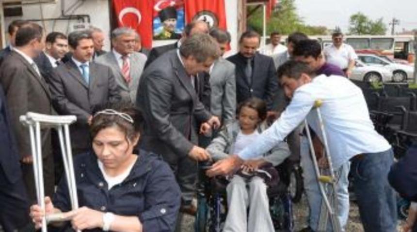 Satın alınan 10 ak&uuml;l&uuml; ve 20 manuel tekerlekli sandalye engellilere dağıtıldı