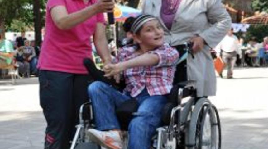 Satın alınan 1 ak&uuml;l&uuml;, 3 manuel tekerlekli sandalye engellilere dağıtıldı