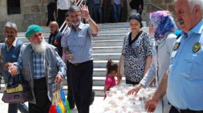 Kozan'da Vakıf Haftası Tatlısı Dağıtıldı