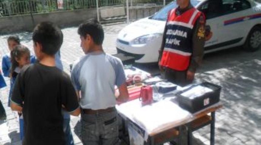 Sungurlu'da Jandarma Trafik Haftası Kutlamalarını K&ouml;ylere Taşıdı