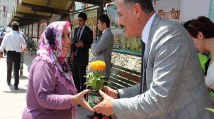 Başkan Tuna, Annelere 30 Bin Adet &Ccedil;i&ccedil;ek Dağıttı.