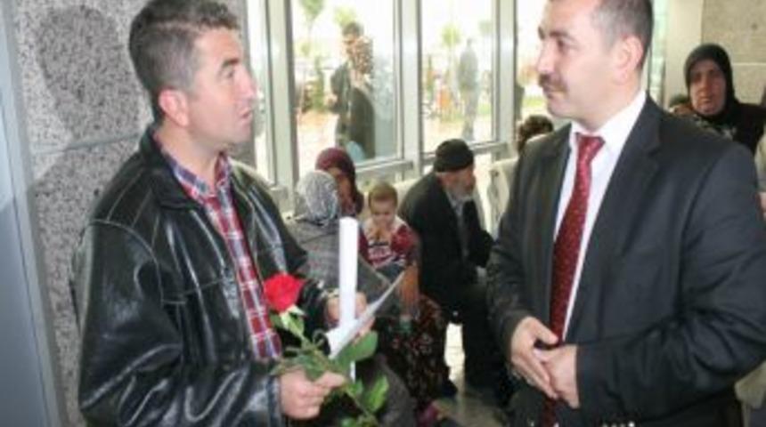 Sağlık-Sen Hemşireler Haftasında Kırmızı G&uuml;l Ve Mektup Dağıttı