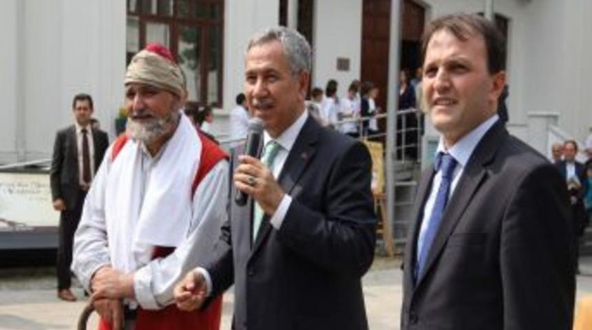 Bastonlu B&uuml;lent Arın&ccedil; &Ccedil;ocuklar Gibi Eğlendi