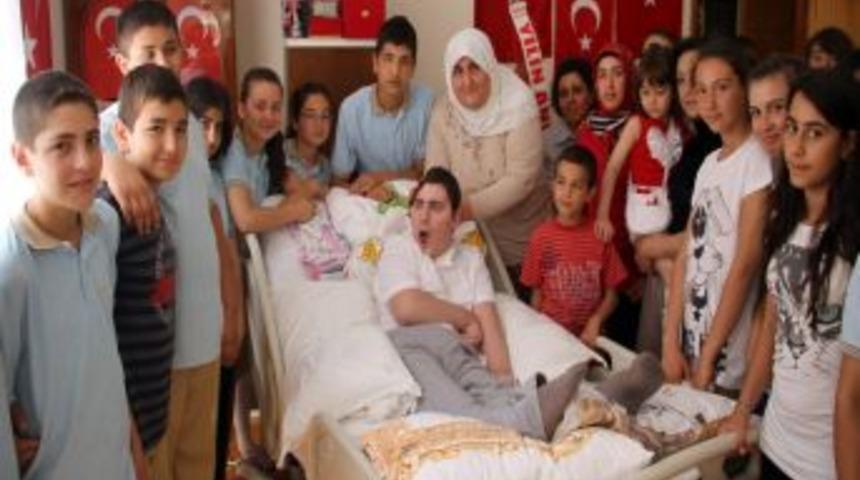 'yılın Annesi' D&ouml;rt Yıldır Adını Bile Bilmediği Hasta Gence Bakıyor