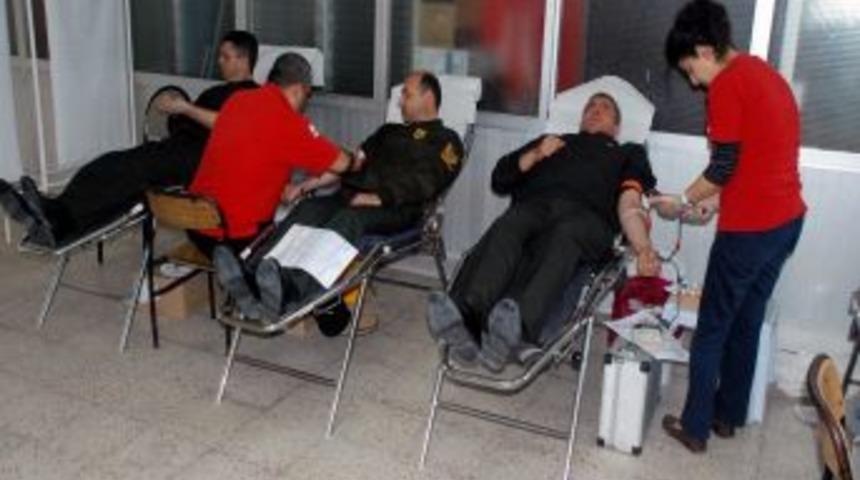 Askerler Kızılay'a Kan Bağışladı