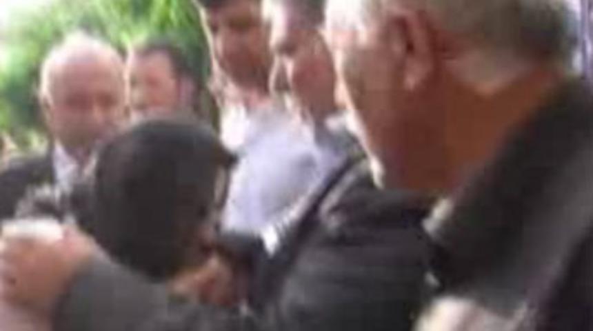 Bakan Şahin, şehit babasının elini &ouml;pt&uuml;