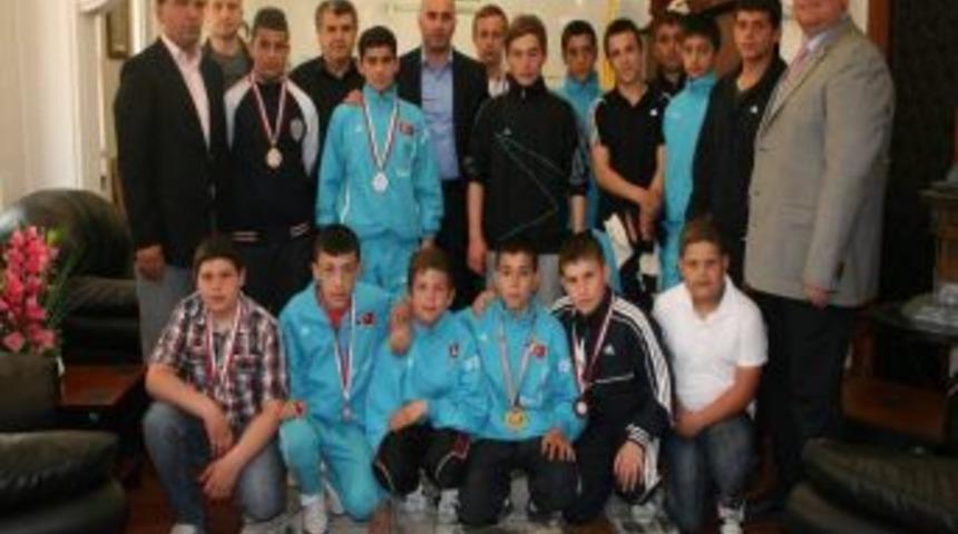 Başkan Yıldırım, Başarılı Sporcuları  Altınla &Ouml;d&uuml;llendirdi