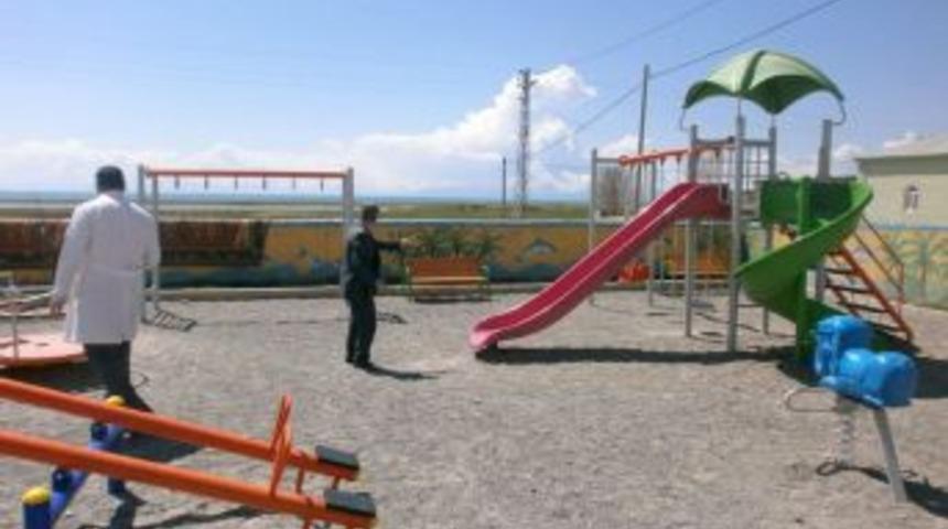 Adilcevaz&rsquo;da 25 k&ouml;ye &ccedil;ocuk parkı yapıldı