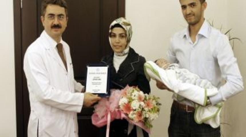 Bahar Hastanesi, yılın annelerini &ouml;d&uuml;llendirdi