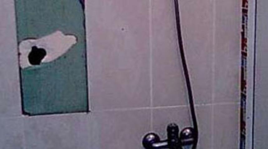 Kız yurdunda banyo duvarına delik a&ccedil;tılar