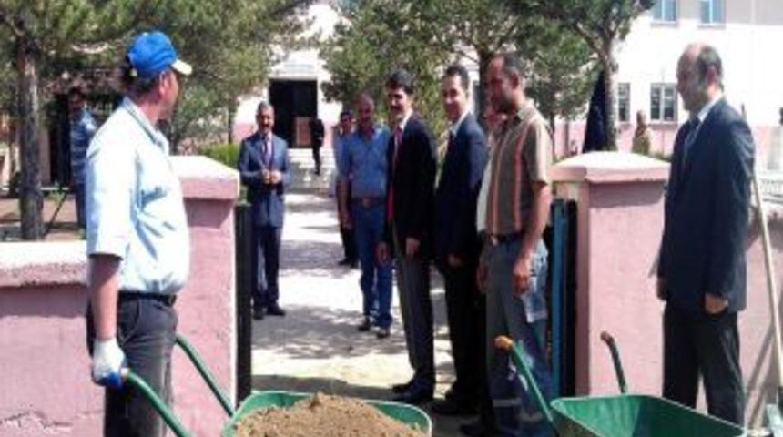 Belediye Okul Bah&ccedil;elerini D&uuml;zenlemeye Devam Ediyor