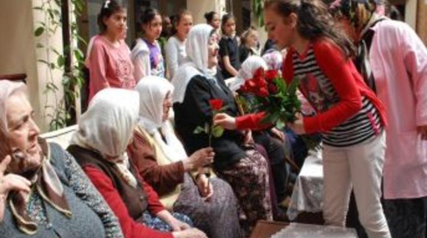 Melikgazi &Ccedil;ocuk Meclisi Anneler G&uuml;n&uuml;'n&uuml; Kutladı