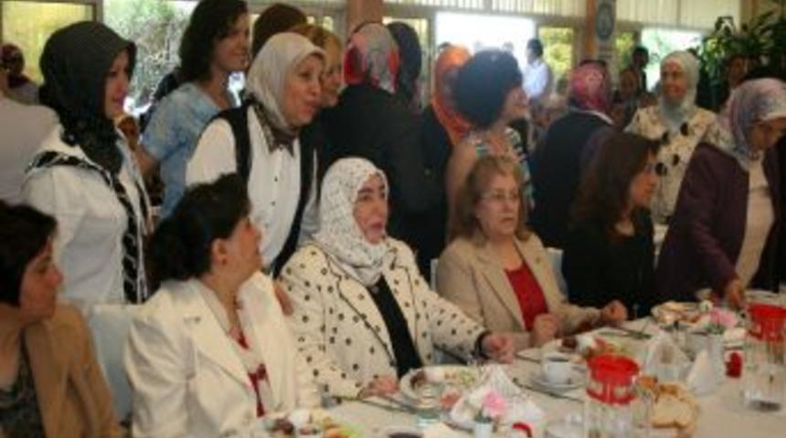 Bakan Yıldırım'ın eşi, yılın annesi se&ccedil;ildi