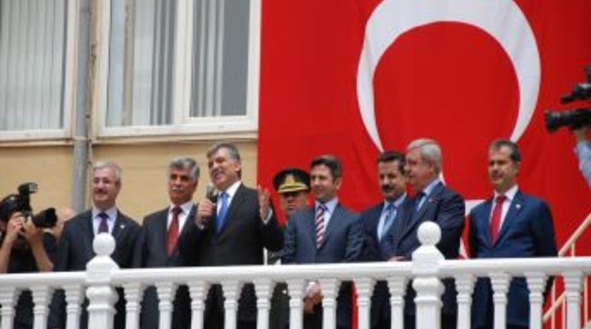 G&uuml;l: T&uuml;rkiye zor durumdaki vatandaşlarını daima takip eder