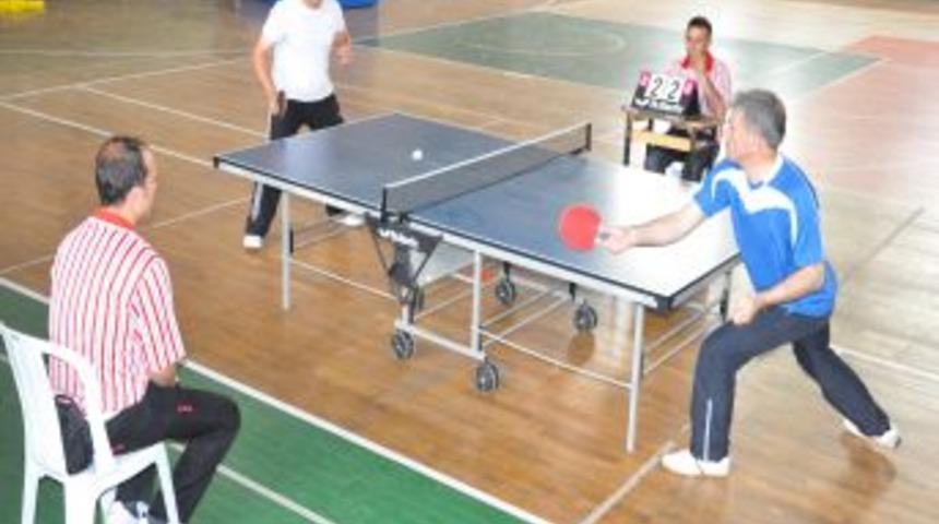 Masa Tenisi Şampiyonlarına Madalya Verildi
