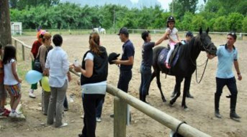 Koruma altındaki &ccedil;ocuklara bir g&uuml;nl&uuml;k annelik yaptılar