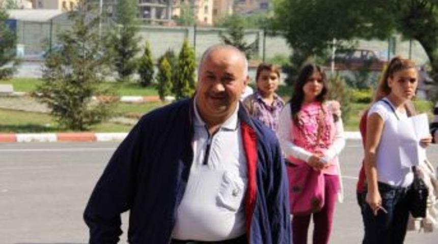 50 Yaşında &Ouml;nce Ortaokulu Bitirdi, Şimdi Liseyi Bitiriyor