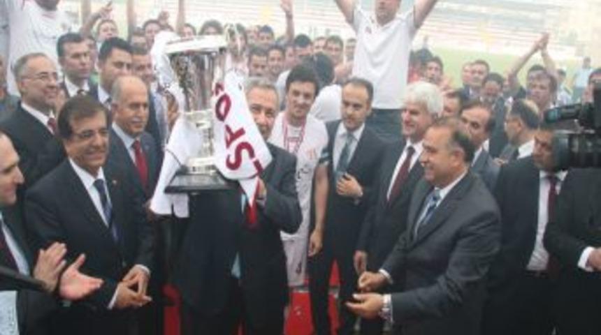 Şampiyon İneg&ouml;lspor'un kupasını Başbakan Yardımcısı Arın&ccedil; verdi
