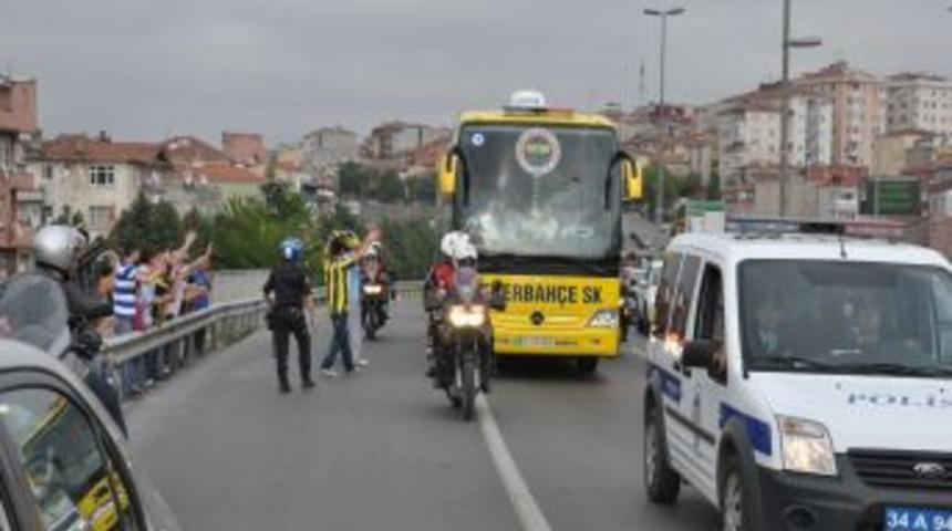 Fenerbah&ccedil;e kafilesi, trafik engeline takılmadan stada ilerledi