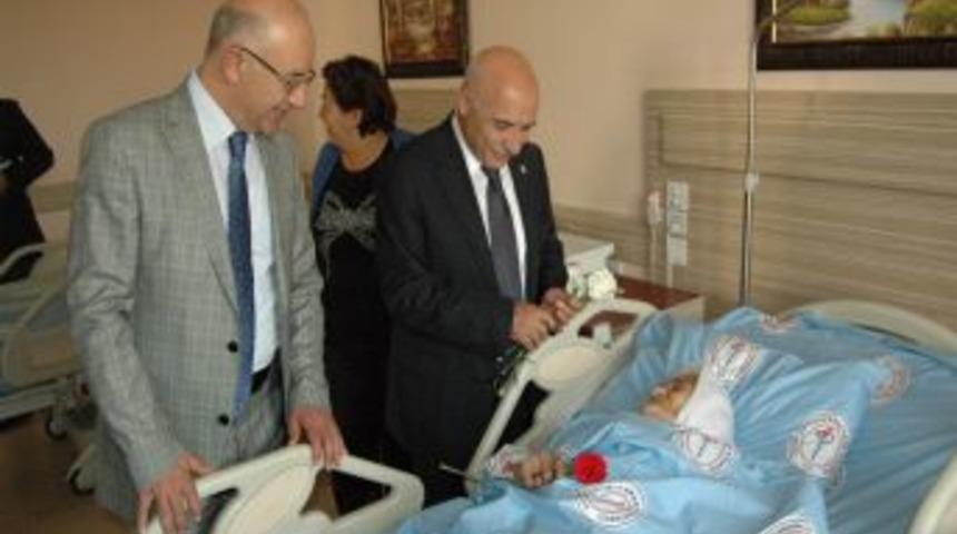 Ak Parti Milletvekilleri Hemşirelere Karanfil Dağıttı