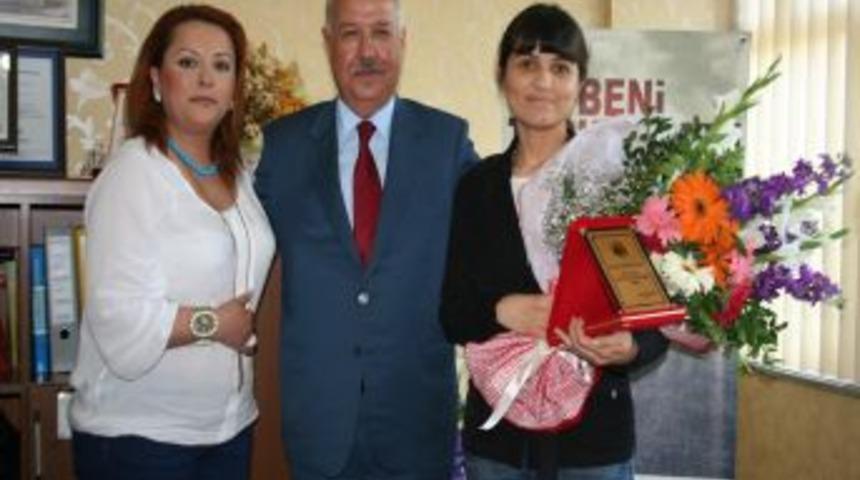 Hayvan Hakları Derneği'nden, Yılın Altın Kalpli Annesi Dr. Avşar'a &Ouml;d&uuml;l