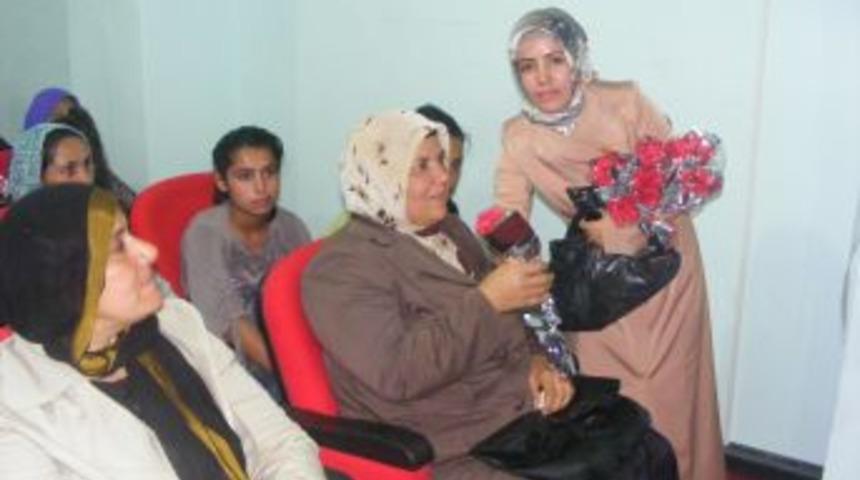Okuma salonu &ouml;ğretmenleri, &ouml;ğrencilerin annelerini unutmadı