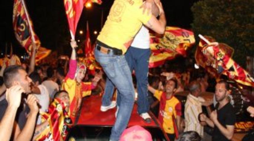 Adanalılar Galatasaray'ın şampiyonluğunu sokaklarda kutladı