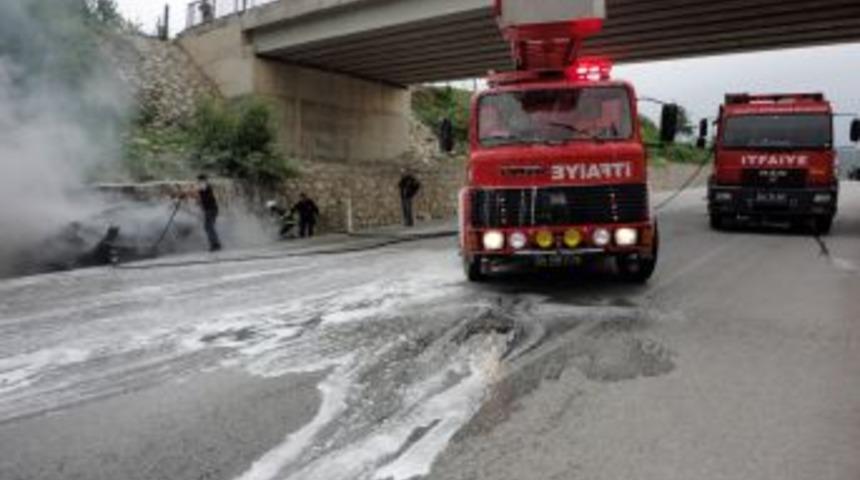 Seyir Halindeki Otomobil Alev Alev Yandı