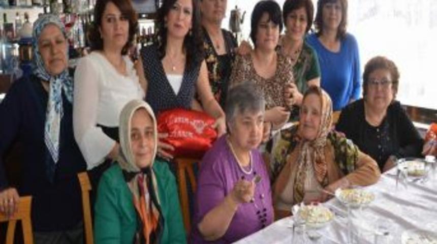 Soma'da Sebahat Teyze'ye 'yılın Annesi' &Ouml;d&uuml;l&uuml;