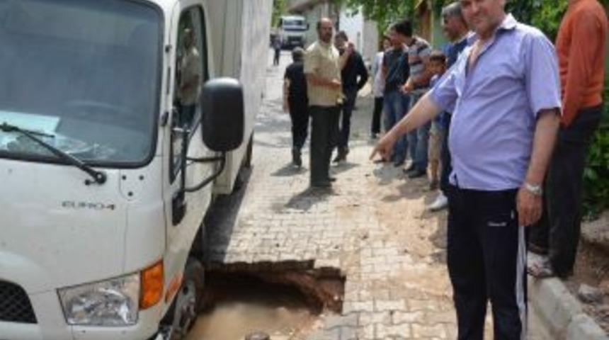 Nakliye Aracı &Ccedil;&ouml;ken Yola D&uuml;şt&uuml;