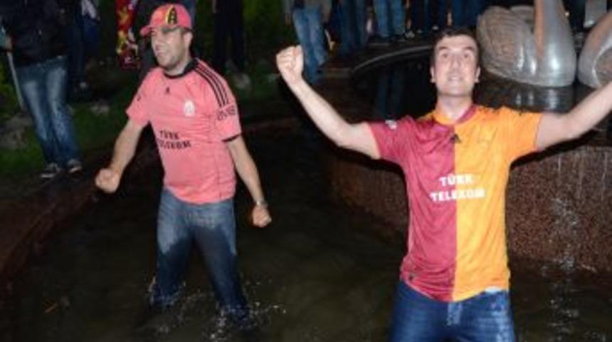 Zonguldak'ta taraftarlar, şampiyonluk sevincini havuza girerek kutladı