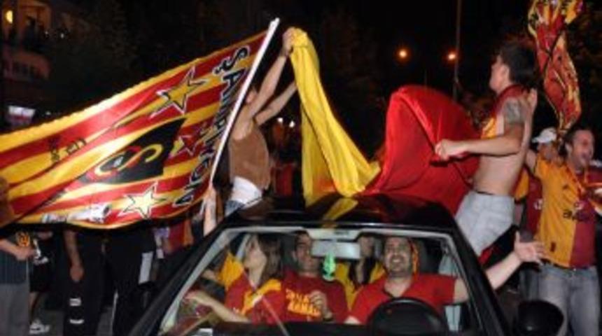 Galatasaray&rsquo;ın şampiyonluğu taraftarı sokağa d&ouml;kt&uuml;
