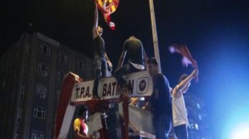 Batman&rsquo;da on binlerce taraftar sokağa aktı