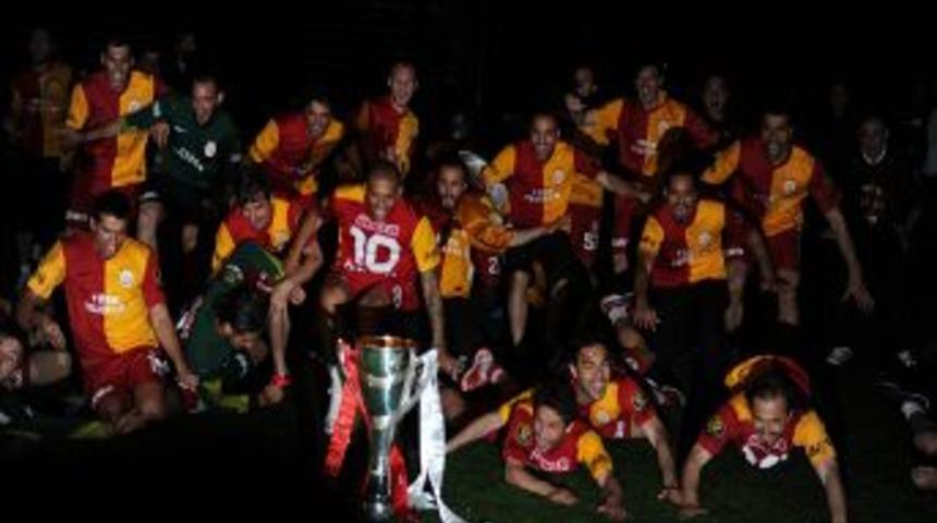 Galatasaray kupasını karanlıkta aldı