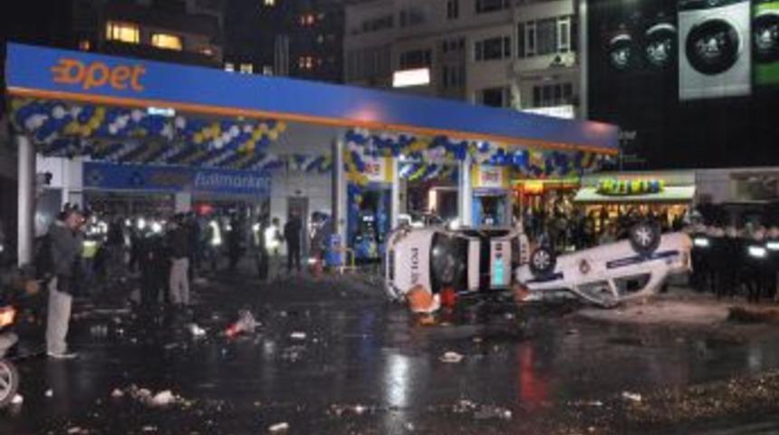 Lin&ccedil; edilmemek i&ccedil;in silahlarını ateşlediler, camiye sığındılar