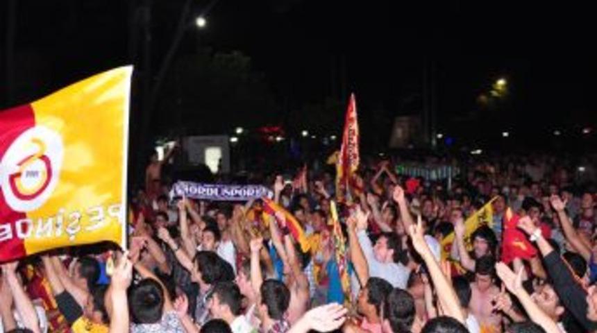 Galatasaray Taraftarları Milas'ta Meydana İndi