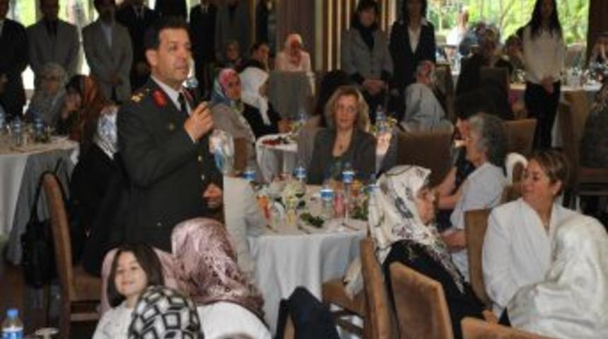 Şehit Annelerini Unutmadılar