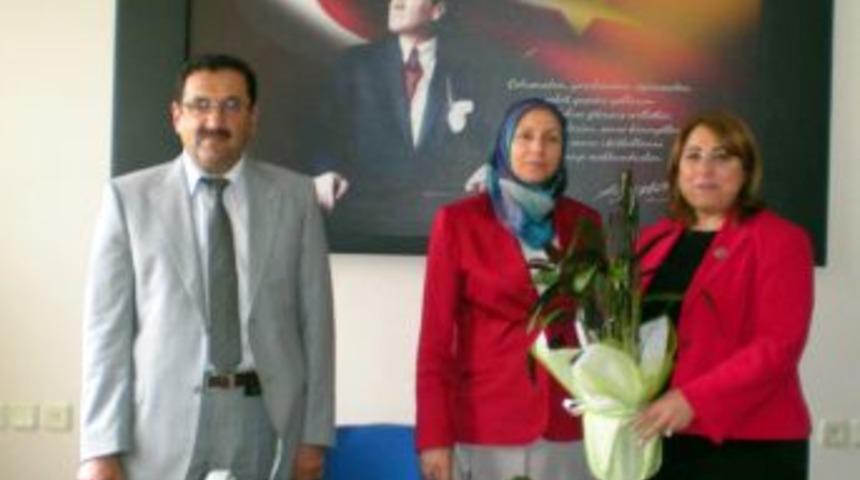 Bayan Eğitimcilerden Bayan Al Ve Bayan M&uuml;d&uuml;re Anneler G&uuml;n&uuml; Ziyareti