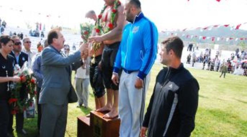 Edremit&rsquo;te başpehlivanı Ekrem Yavuz oldu