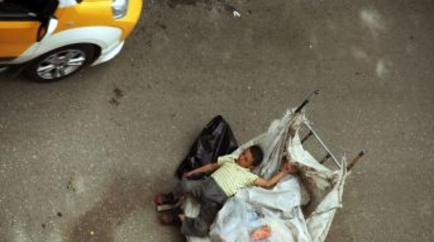 &Ccedil;&ouml;p toplayan &ccedil;ocuğun en keyifli anı