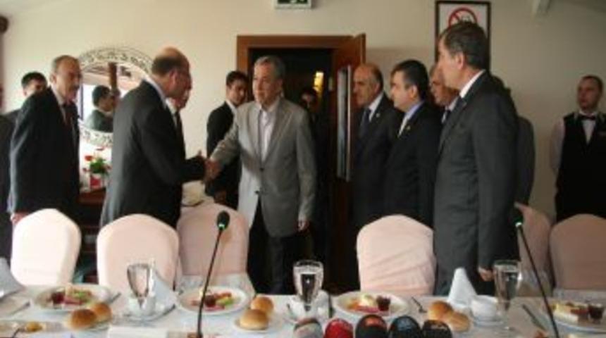 Arın&ccedil;: Şampiyon Galatasaray'ı kutluyorum, darısı Beşiktaş'ın başına