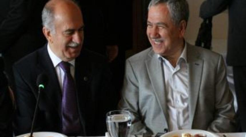 Başbakan Yardımcısı B&uuml;lent Arın&ccedil;'tan Derbi Yorumu